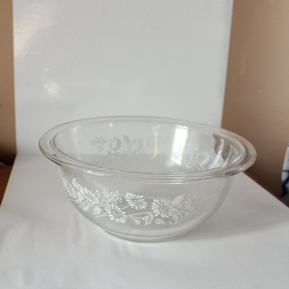 Vintage Pyrex Colonial Mist White  Flowers 1L Bowl